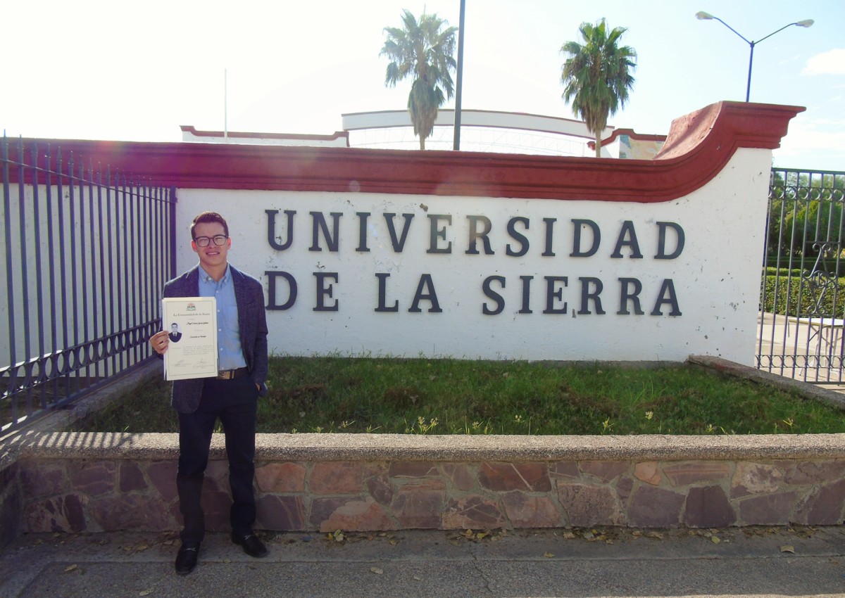 Ángel Obteniendo su título de licenciatura en Biología.